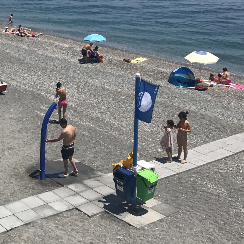 La doccia sulla spiaggia di Santa Teresa di Riva