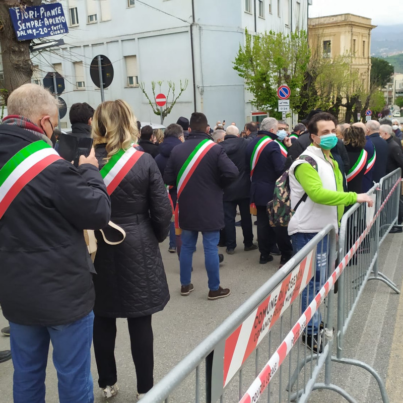 La protesta dei sindaci del Cosentino davanti all'ospedale Annunziata di Cosenza
