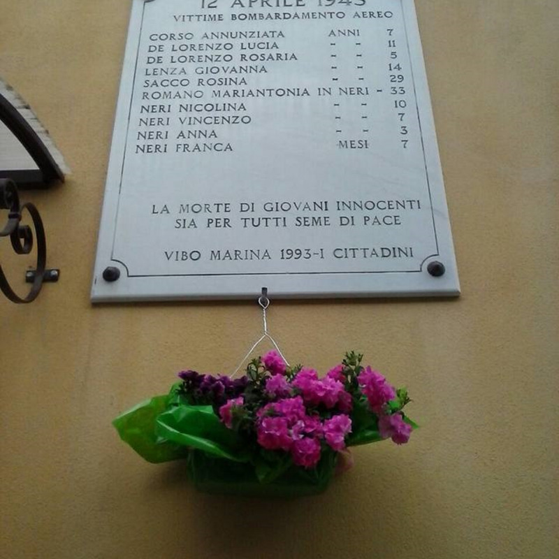 La targa a ricordo delle vittime del bombardamento del 12 aprile 1043 a Vibo Marina
