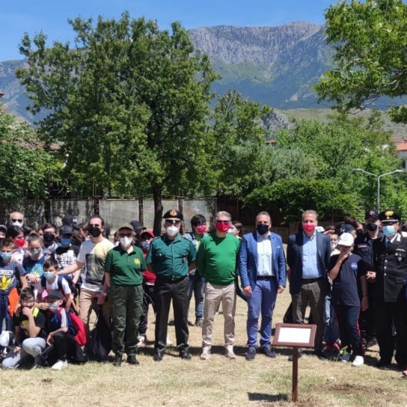 Spezzano Sila, giornata della biodiversità: gli studenti riscoprono il “pollice verde”