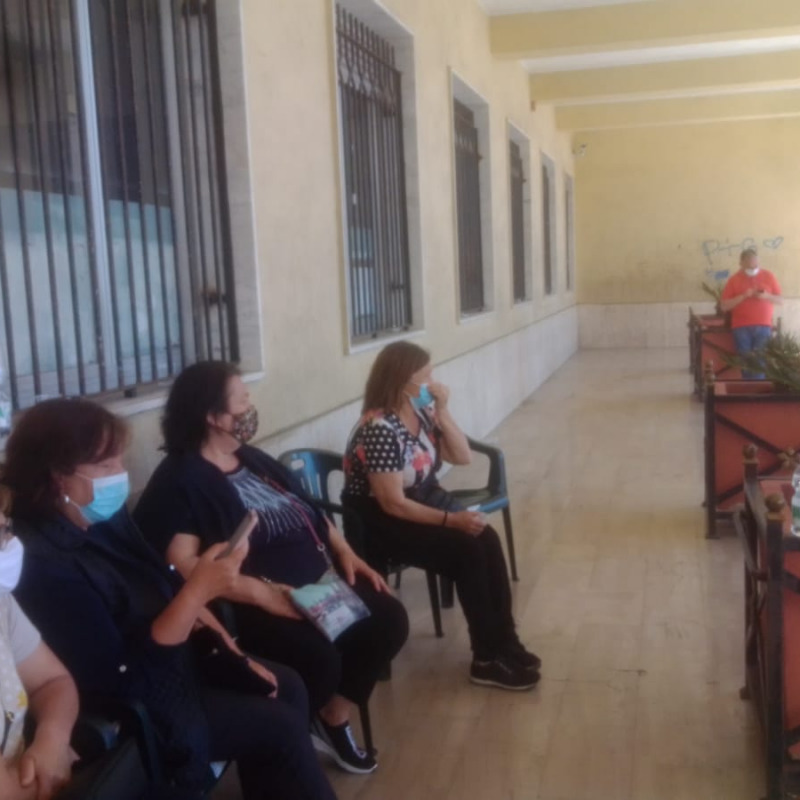 Le donne di Marinella manifestano sotto i portici del Municipio di Bagnara Calabra