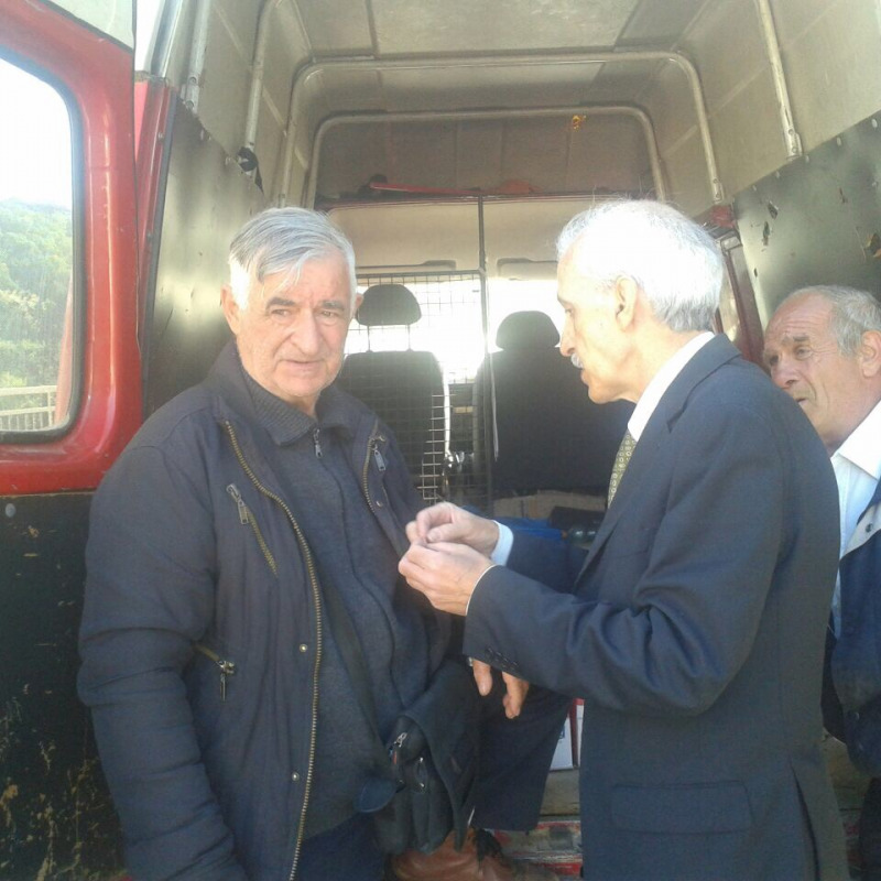Giovanni Valentino e Franco Corbelli davanti al furgone ormai vuoto dopo aver distribuito le vettovaglie ai bisognosi di Cosenza