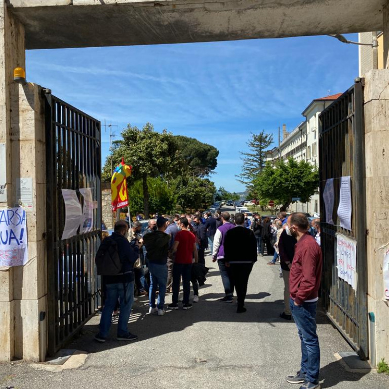 La protesta dei dipendenti del Sant'Anna Hospital davanti alla sede dell'Asp di Catanzaro nel dicembre 2020