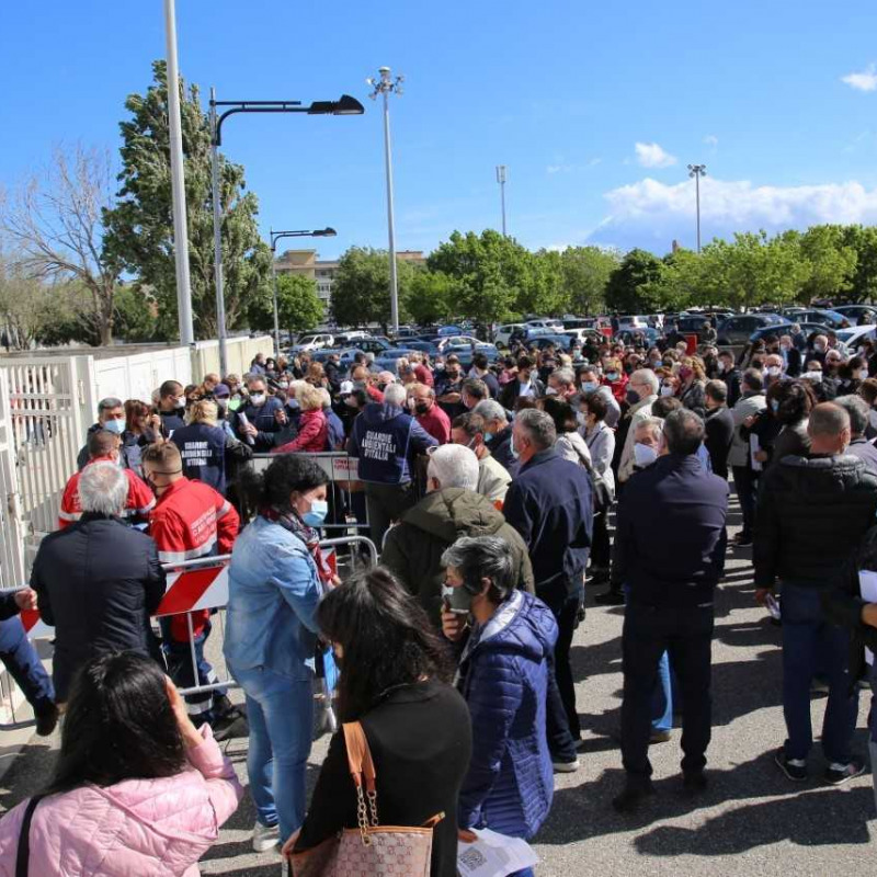 Lunghe file all’hub vaccinale dell’Ente Fiera a Catanzaro