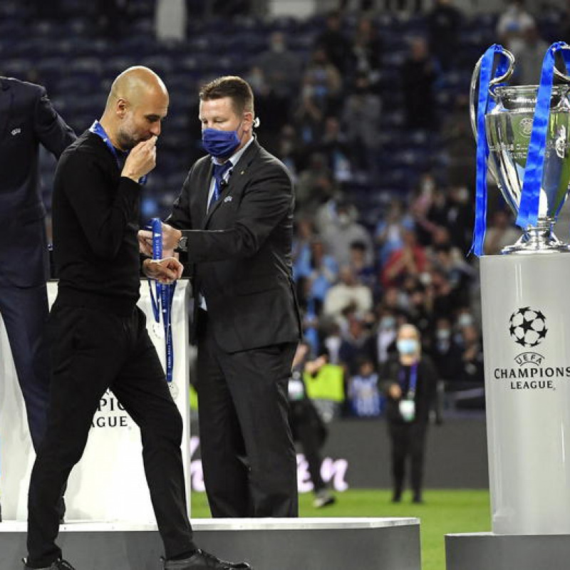 epa09235983 Manchester City manager Pep Guardiola (2-L) reacts after the UEFA Champions League final between Manchester City and Chelsea FC in Porto, Portugal, 29 May 2021. EPA/Pierre-Philippe Marcou / POOL