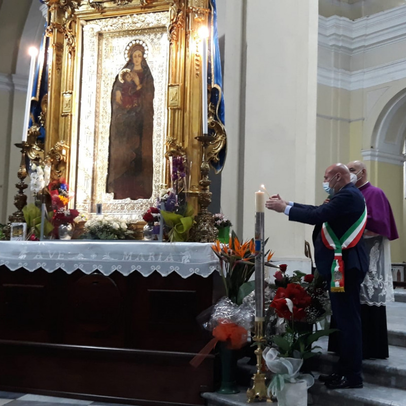 Il sindaco di Crotone Vincenzo Voce accende il cero votivo alla Madonna di Capo Colonna