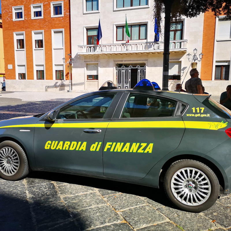 La Guardia di Finanza davanti al Municipio di Crotone