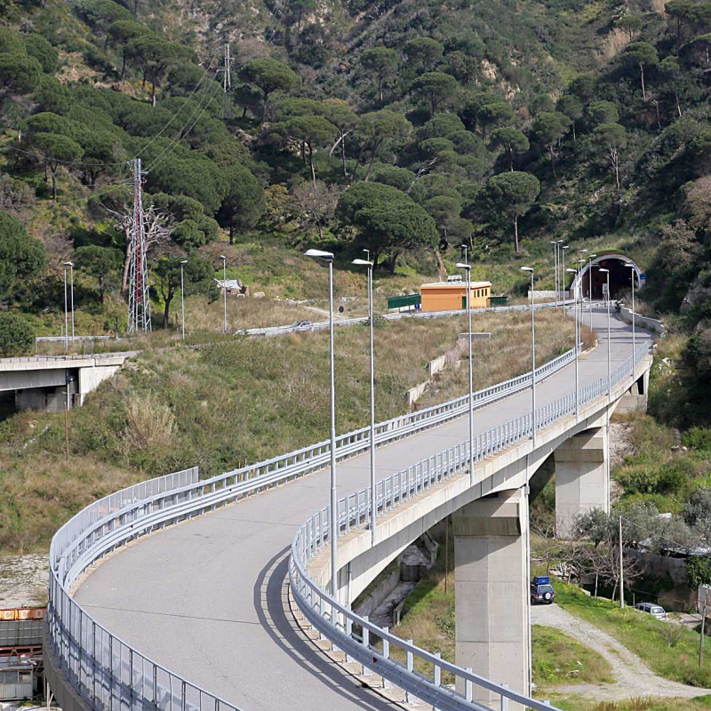 I due viadotti che conducono dalla galleria San Jachiddu allo svincolo Giostra di Messina