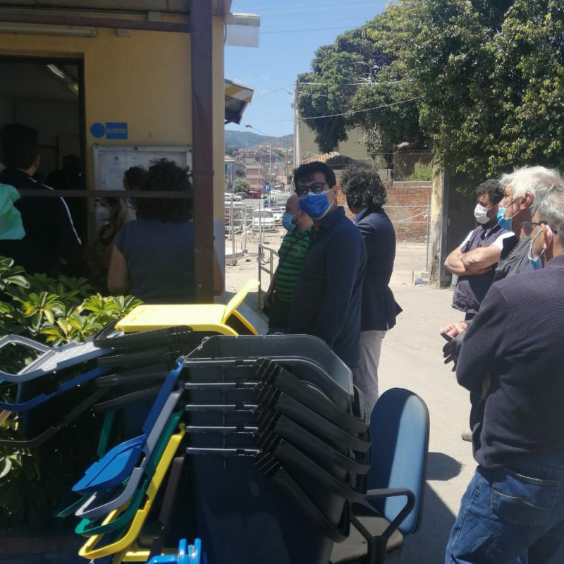 I residenti ritirano i contenitori per la raccolta differenziata a Messina