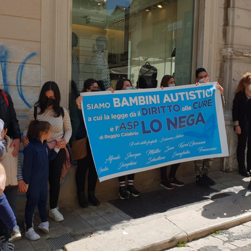La protesta dei genitori dei bambini autistici di Reggio Calabria