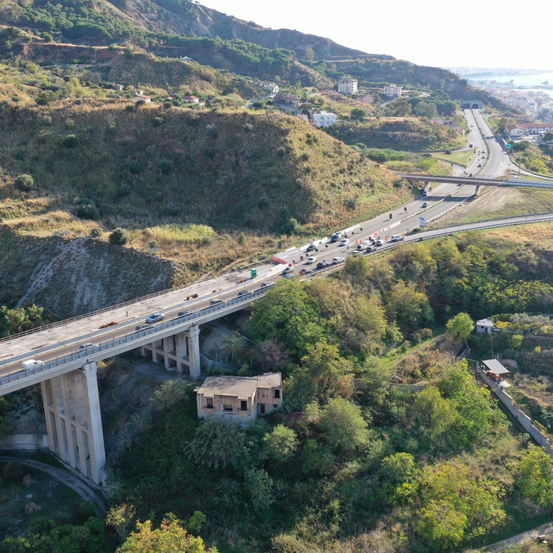 Una veduta aerea dell’ingresso di Reggio dall’autostrada con il porto sullo sfondo