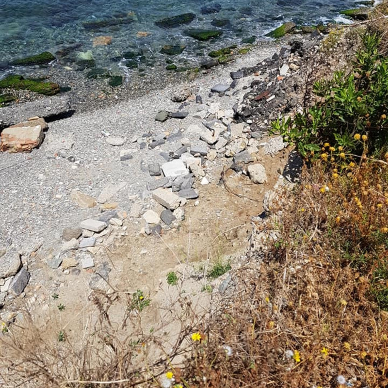 Le basole rinvenute sulla spiaggia in una zona del Parco Lineare Sud di Reggio