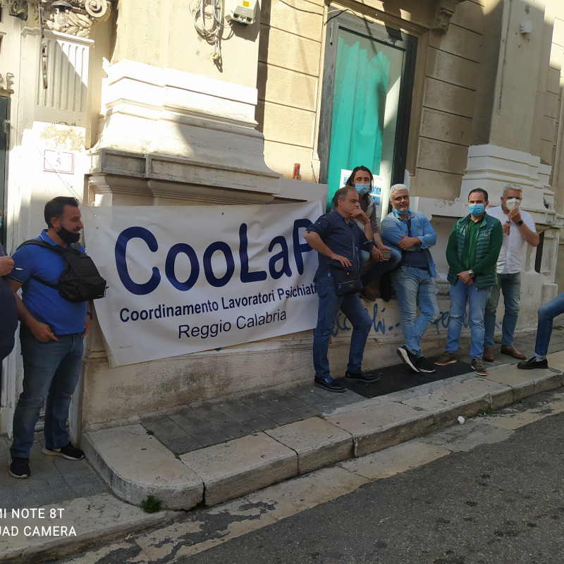 Gli operatori psichiatrici del Colap di Reggio protestano davanti alla sede dell'Asp