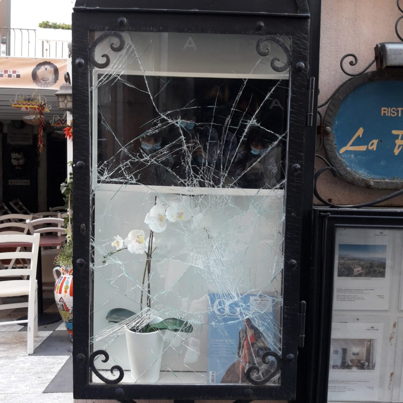 La vetrina che è stata presa di mira dal giovane a Taormina