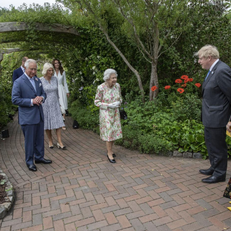 G7, la battuta della Regina Elisabetta durante la foto di gruppo: "Dovremmo sembrare divertiti?"