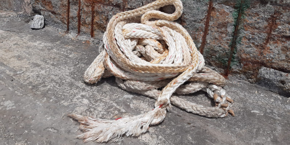la spezia ferito dall elica ferma l emorragia con la cima della barca