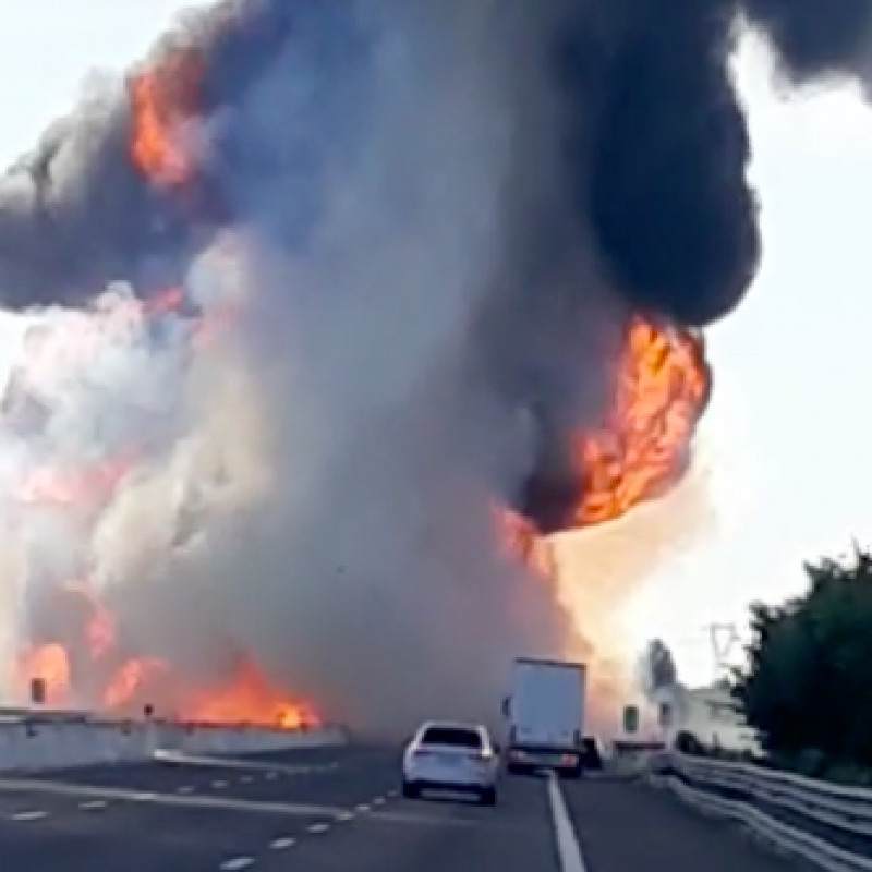 Autocisterna va a fuoco tra Piacenza e Fiorenzuola: due vittime VIDEO