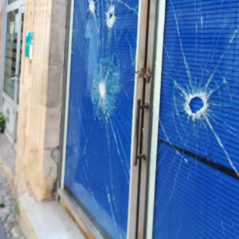 Danneggiate le vetrate dell'ex distaccamento della polizia municipale di Cosenza