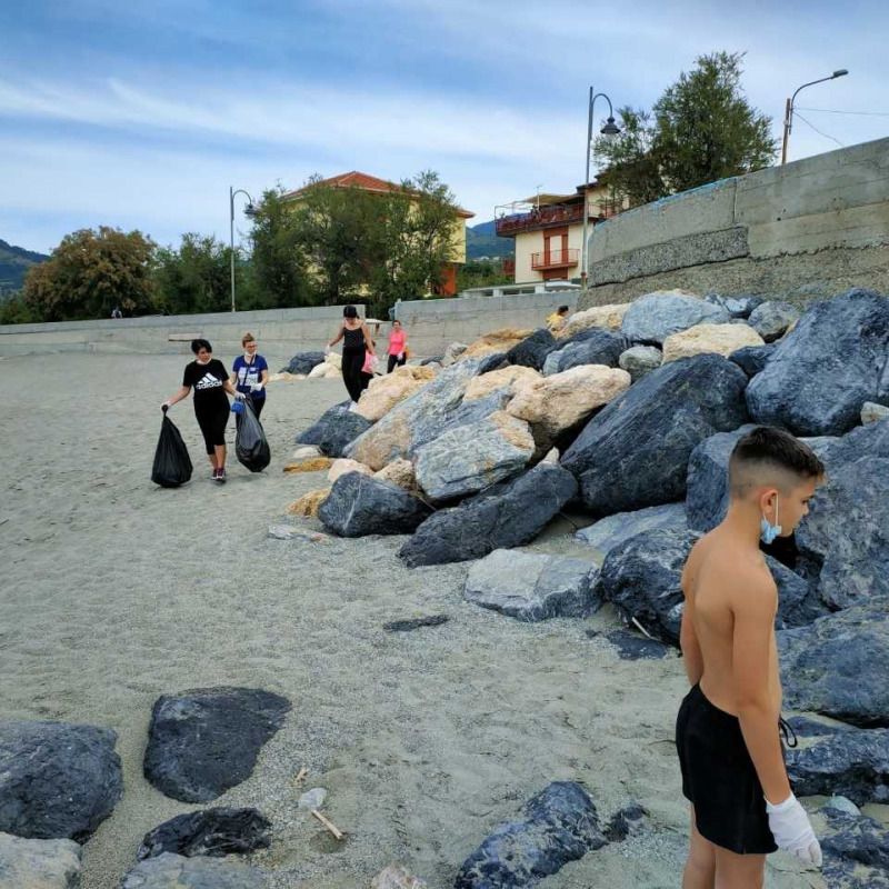 Gli studenti di Fuscaldo ripuliscono la spiaggia dai rifiuti