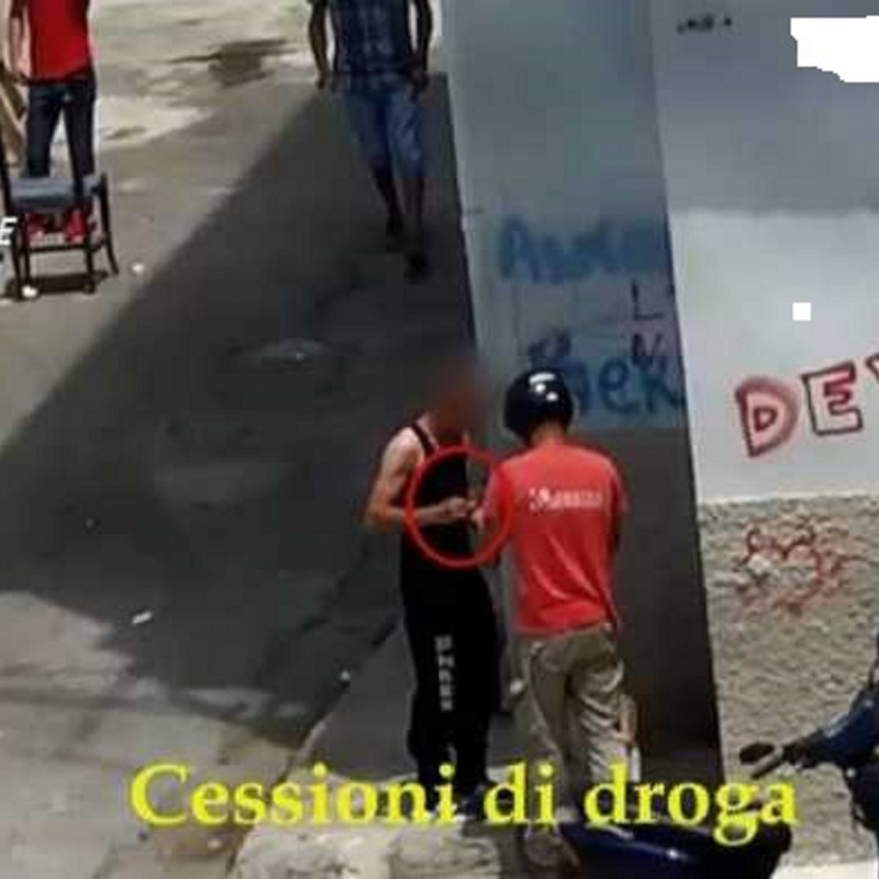 Uno degli episodi di spaccio documentati dai carabinieri di Crotone
