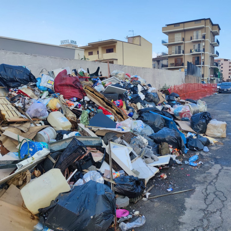 Il quartiere Ciccarello continua a essere tra quelli maggiormente colpiti dall’emergenza spazzatura