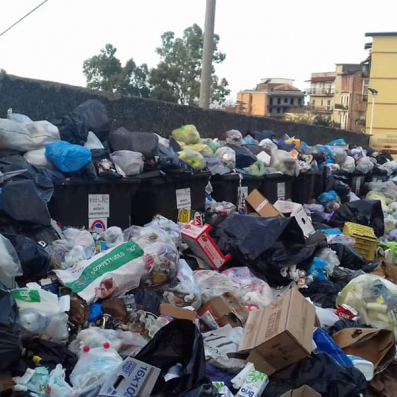 Il quartiere Ciccarello a Reggio Calabria con i rifiuti