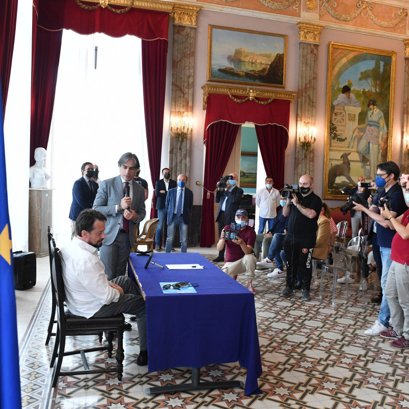 Il sindaco Falcomatà e il presidente Gallo si apprestano a firmare i documenti per la concessione del Sant’Agata