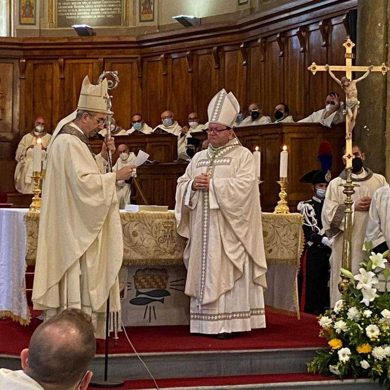 Monsignor Giuseppe Satriano in cattedrale con il successore Maurizio Aloise