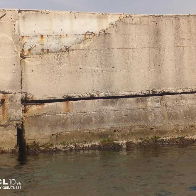 Il cassone ormai distaccato dal muro del molo sottoflutto del porto di Villa San Giovanni