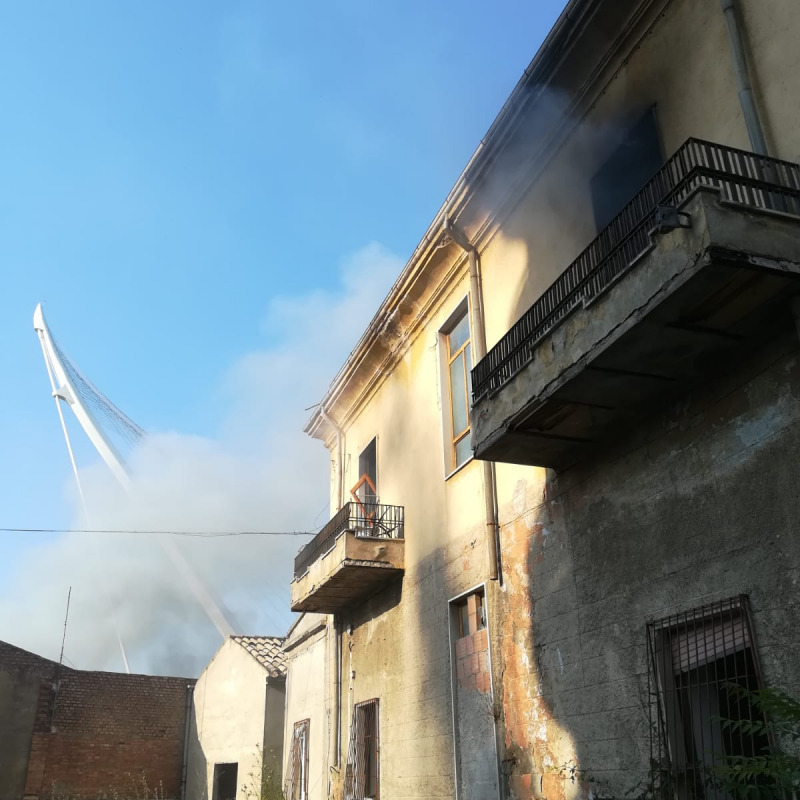 Raffica di incendi nel centro di Cosenza, probabile matrice dolosa FOTO