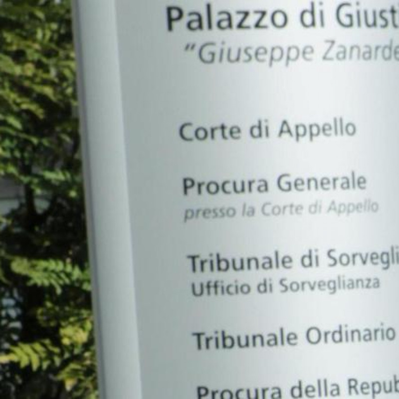 L'ingresso del tribunale di Brescia.