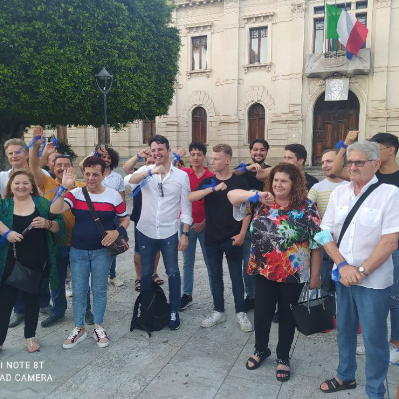 I manifestanti con il nastro blu come le strisce dei parcheggi di Reggio Calabria