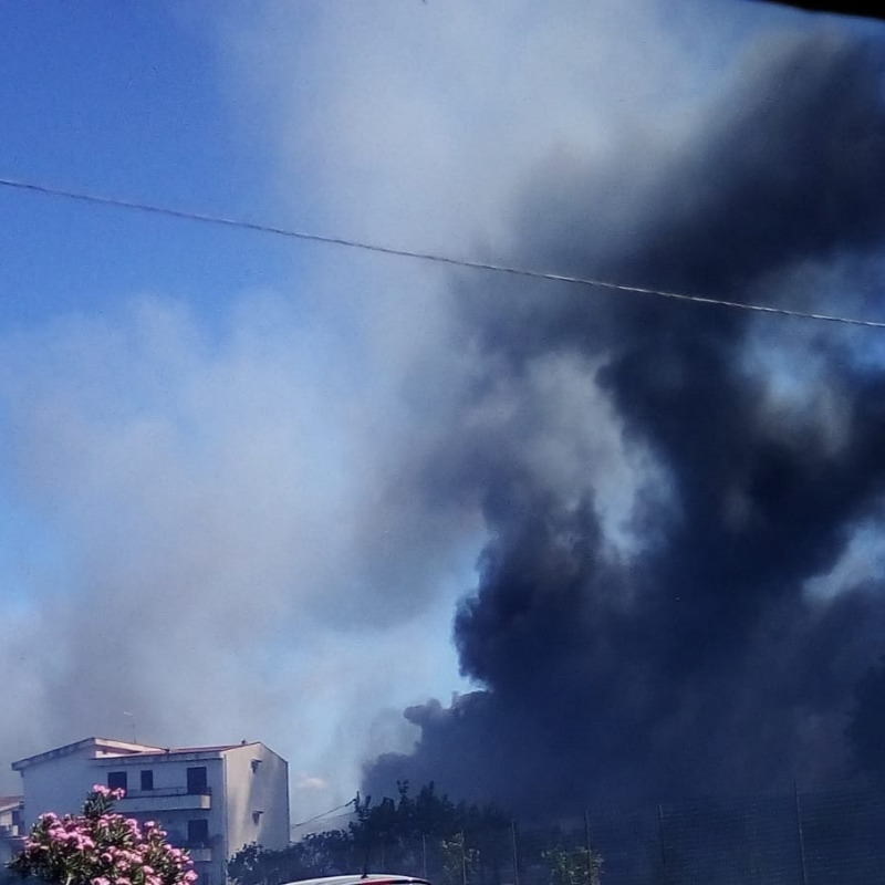 Il fumo nero causato da rifiuti che bruciano nel rione Marconi di Reggio Calabria