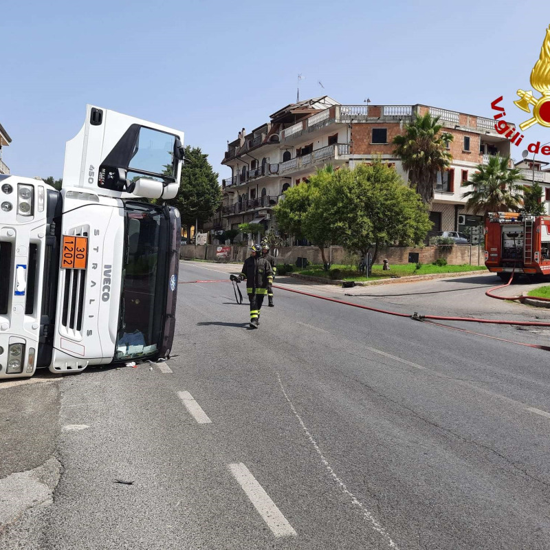 Ionadi, cede il terreno e si ribalta un'autocisterna sulla Ss 18