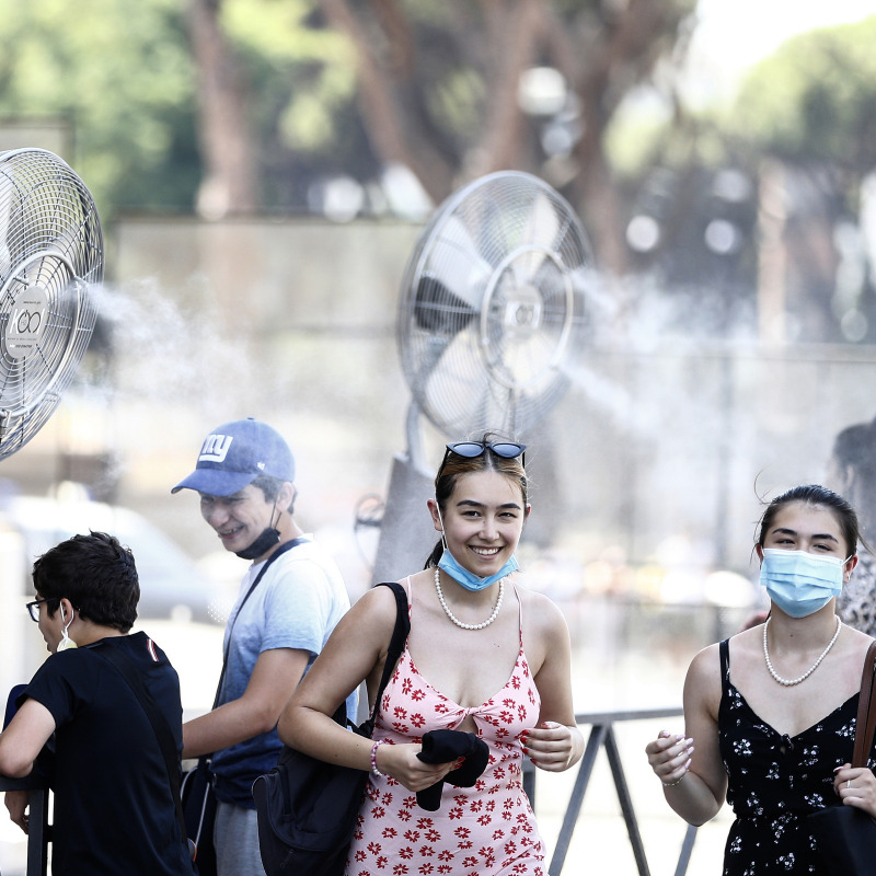 Ventilatori con acqua davanti al Colosseo