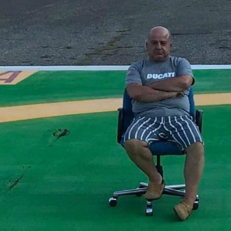 La protesta - Il medico di bordo Pasquale Gagliardi ieri si è seduto al centro della pista
