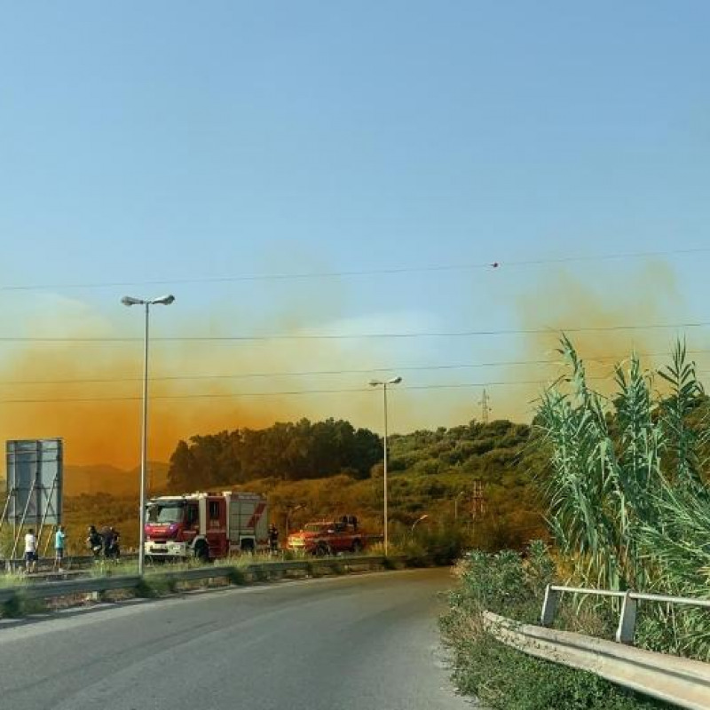 S. Filippo del Mela, a fuoco un'autocisterna che trasportava sostanze chimiche