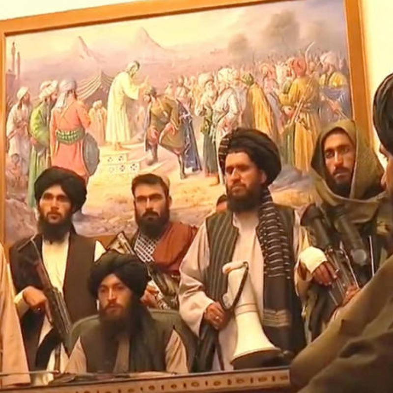 Il fermo immagine preso da Al Jazeera mostra i talebani all'interno del palazzo presidenziale a Kabul