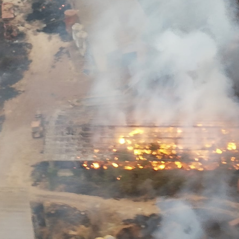 Incendio vicino Enna, persone fuggono da abitazioni FOTO