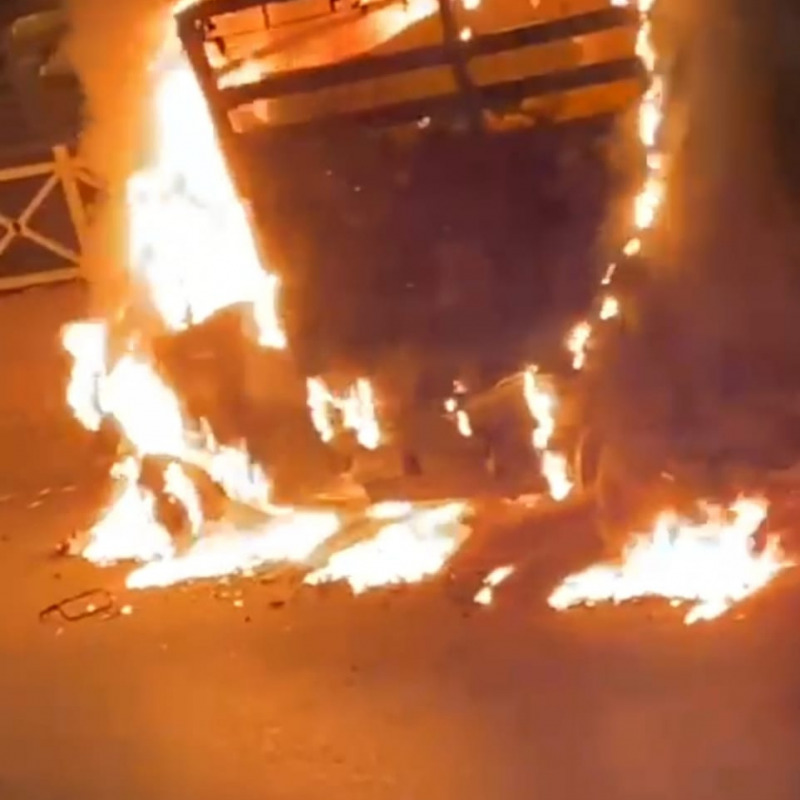 Corigliano Rossano, a fuoco un camion di frutta. Caso o avvertimento?