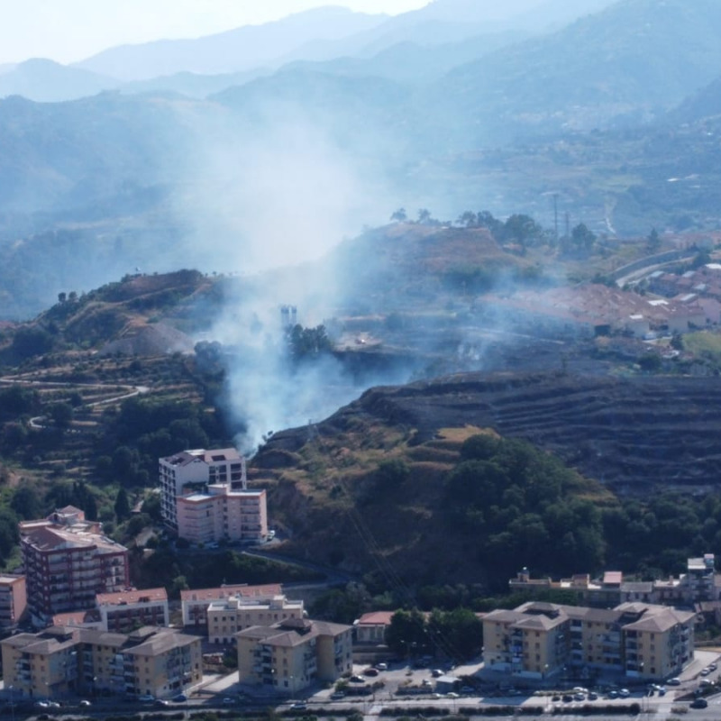 Messina, in fiamme la zona Sud. Le immagini dell'incendio a San Filippo - FOTO