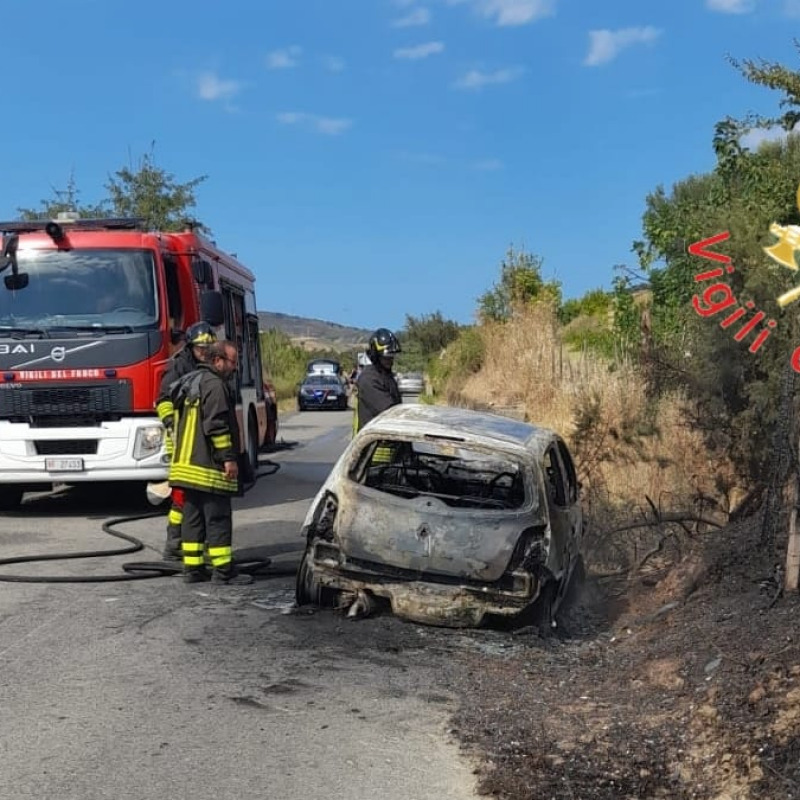 Incidente a Melissa: donna 85enne muore nel rogo dell'auto