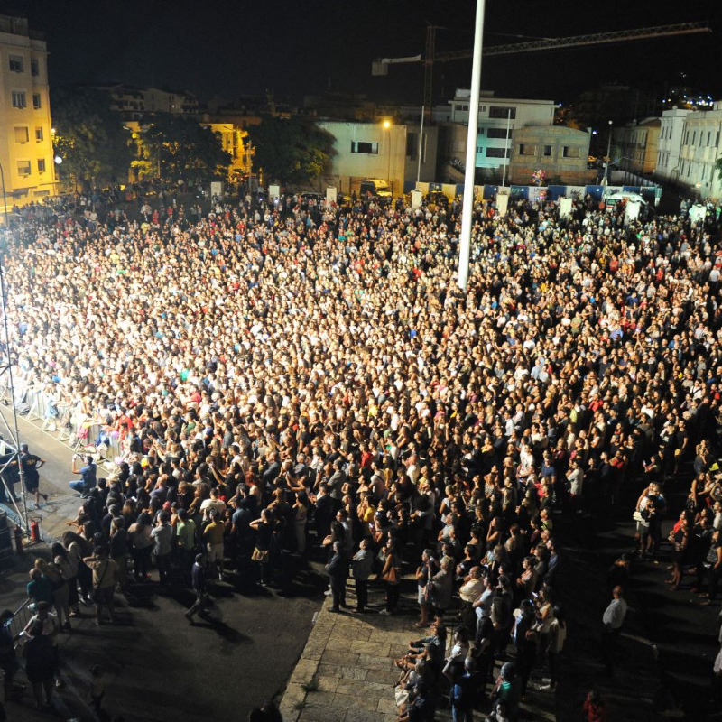 Piazza del Popolo a Reggio durante un concerto