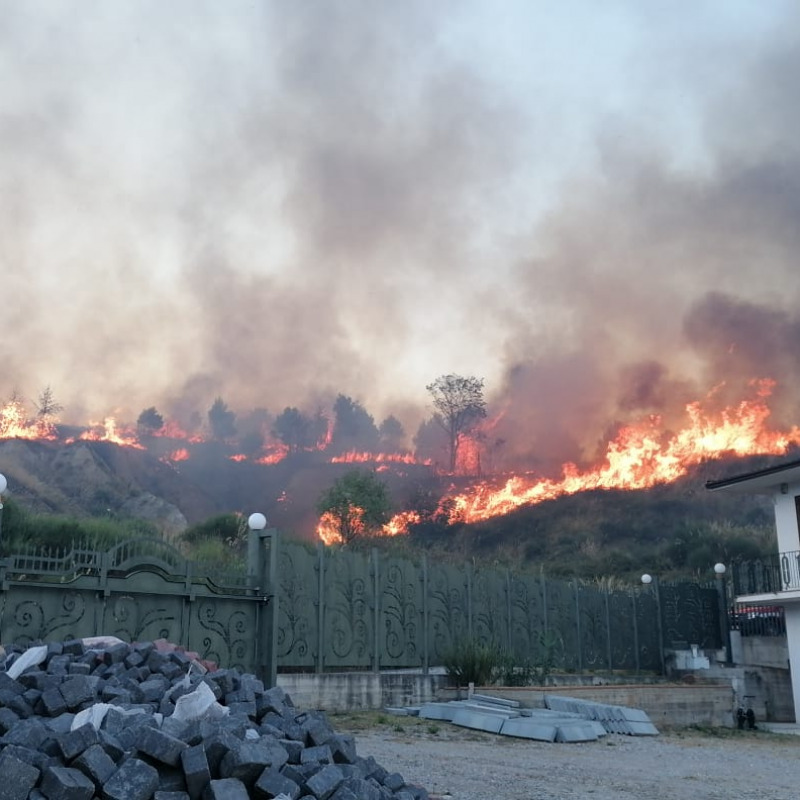 San Basile, lingue di fuoco minacciano le abitazioni FOTO VIDEO