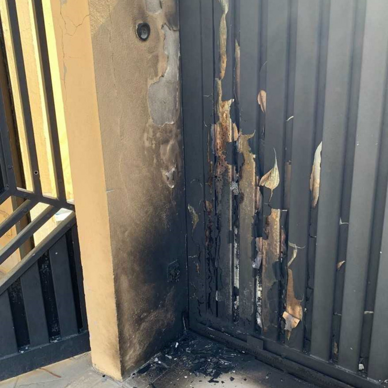 Il cancello di casa Laruffa danneggiato dal fuoco