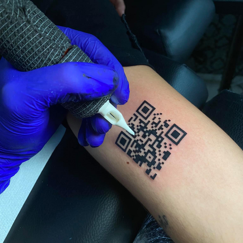 Green pass sulla pelle: il reggino Gabriele Pellerone realizza il tattoo Qr code