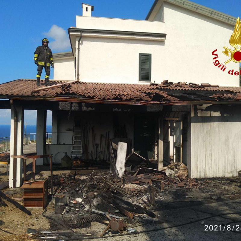 Zambrone, incendio di macchia mediterranea danneggia 2 villette FOTO