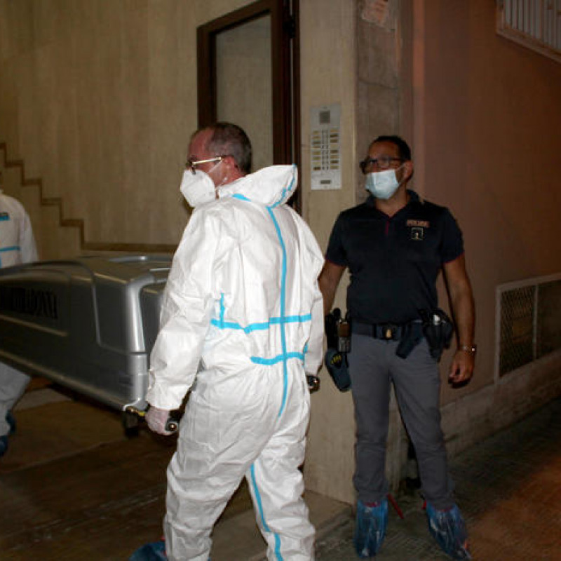 La polizia mortuaria porta via il corpo dell'81enne Anna Lucia Lupelli, trovata morta nel tardo pomeriggio di nella sua casa in via Andrea Gabrieli, nel quartiere Carrassi di Bari, 14 settembre 2021.ANSA/DONATO FASANO