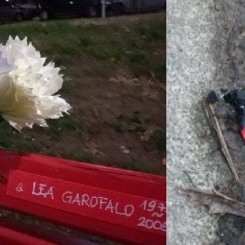 Fiori e targa sulla panchina rossa in memoria di Lea Garofalo a Milano