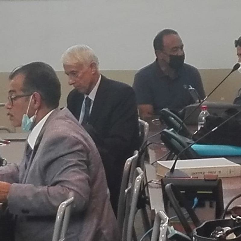 Domenico Lucano in tribunale con i suoi avvocati
